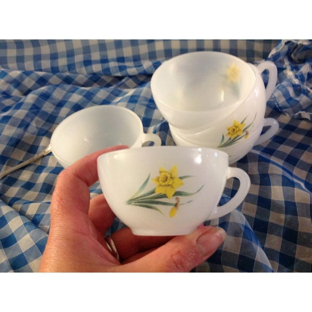 5 TASSES ARCOPAL "JONQUILLES" ancien logo