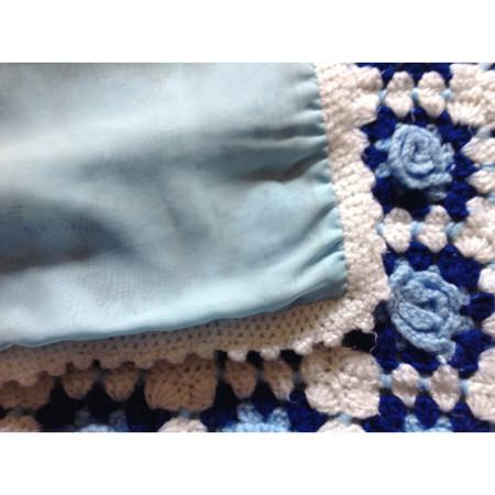 GRANNY SQUARE dessus lit bébé napperon -42 roses bleue - 1970
