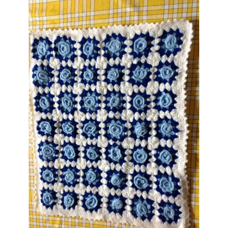 GRANNY SQUARE dessus lit bébé napperon -42 roses bleue - 1970