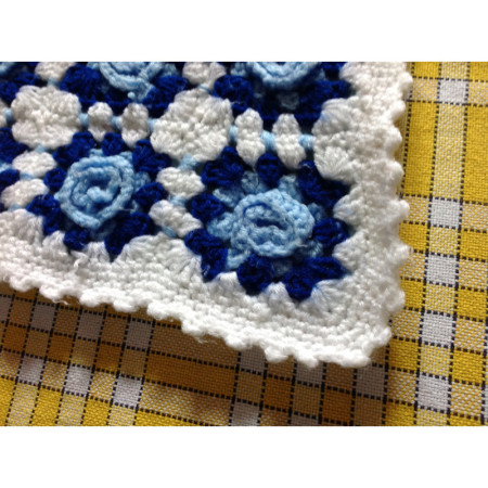 GRANNY SQUARE dessus lit bébé napperon -42 roses bleue - 1970