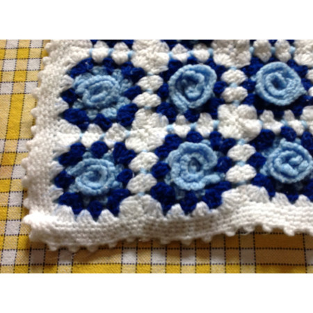GRANNY SQUARE dessus lit bébé napperon -42 roses bleue - 1970