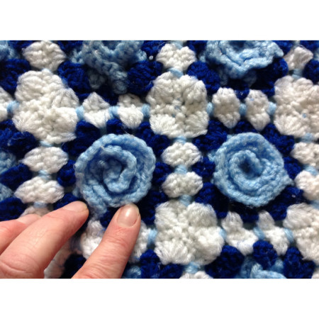 GRANNY SQUARE dessus lit bébé napperon -42 roses bleue - 1970