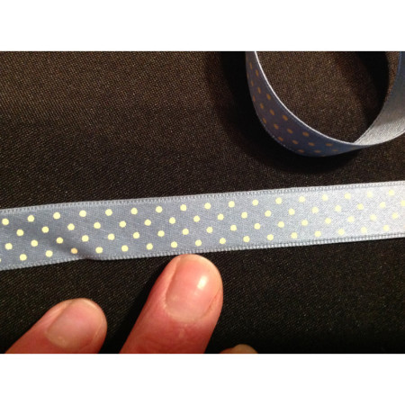 Ruban bleu à pois