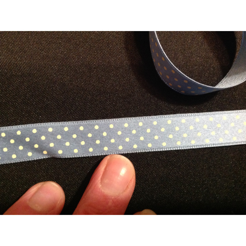 Ruban bleu à pois