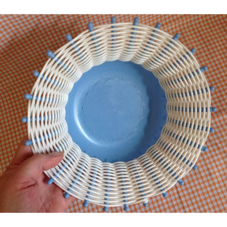 Corbeille ronde tressée "Scoubidou"