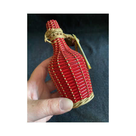 Petite bouteille scoubidou et osier "Framboise" 1950 - 1960
