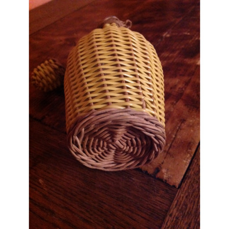 Petite bouteille Scoubidou osier jaune pastel 1950 - 1960