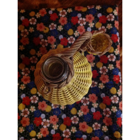 Petite bouteille Scoubidou osier jaune pastel 1950 - 1960