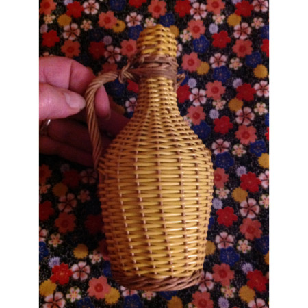 Petite bouteille Scoubidou osier jaune pastel 1950 - 1960