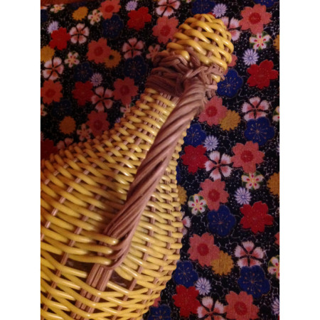 Petite bouteille Scoubidou osier jaune pastel 1950 - 1960