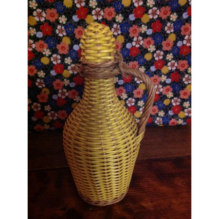 Petite bouteille Scoubidou osier jaune pastel 1950 - 1960