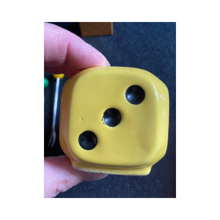 "Dé à jouer" jaune et ses pics apéritifs