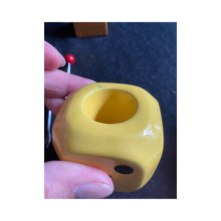 "Dé à jouer" jaune et ses pics apéritifs