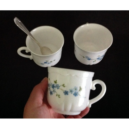 Tasse à chocolat - Arcopal Myosotis 1980
