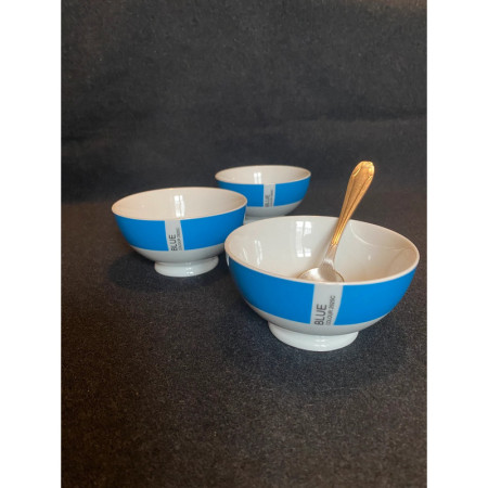LOT DE 3 PETITS BOLS PORCELAINE "Pantone Blue 2925"
