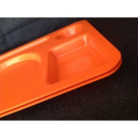 2 PLATEAUX TÉLÉ - PLASTIQUE MOULÉ - 1970